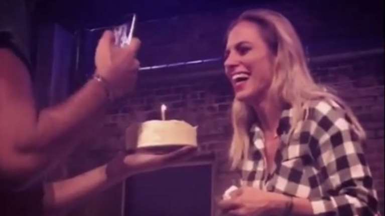 Η Ντορέτα έκλεισε τα 37 με τούρτα - έκπληξη επί σκηνής και... δάκρυα