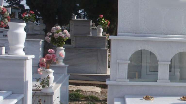 Υπάλληλος νεκροταφείου επαθε καρδιακή προσβολή, έπεσε στον τάφο που άνοιγε