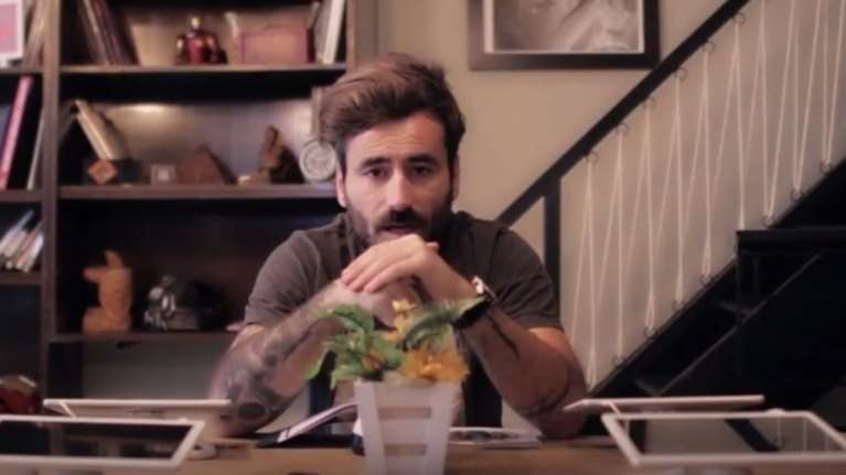 Γιώργος Μαυρίδης: Διαβάζει παραμύθια σε προσφυγόπουλα &amp; ζητά τη βοήθειά μας