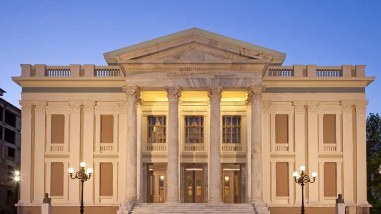 Το Δημοτικό Θέατρο Πειραιά φωταγωγείται ροζ για τον καρκίνο του Μαστού