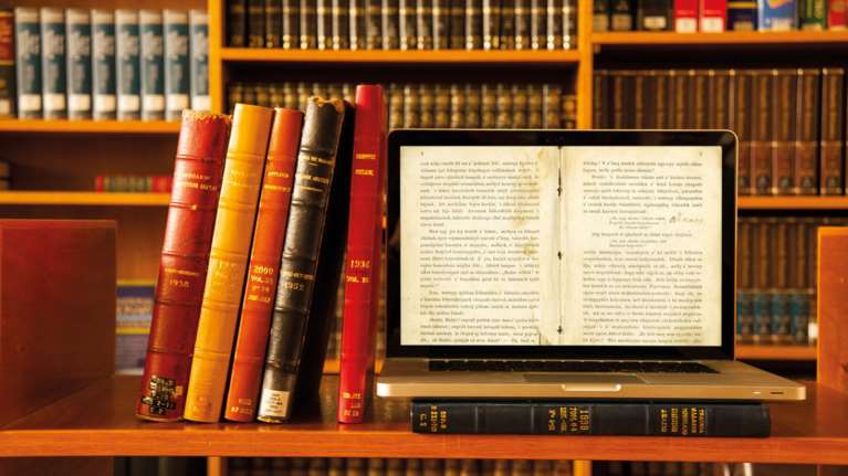 Στα άδυτα της Βιβλιοθήκης της ΤτΕ. Μιλά στο TOC η προϊσταμένη της