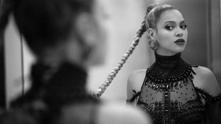 H Mπιγιονσέ κόπηκε και μάτωσε επί σκηνής και το twitter γέμισε αίμα [φωτο]