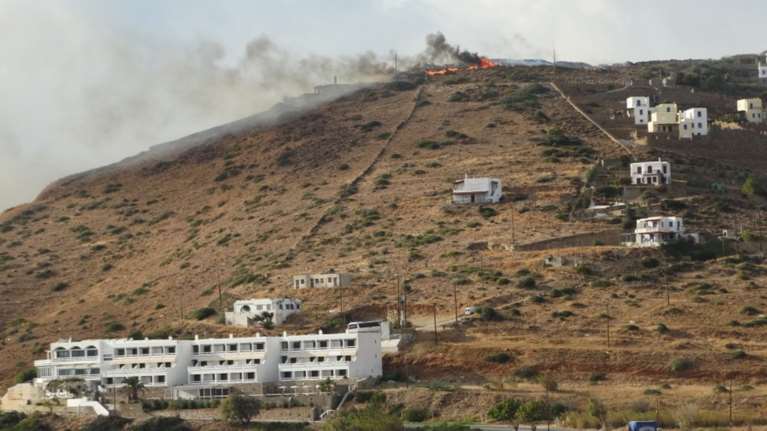 Πύρινη «κόλαση» στην Ανδρο, εκκενώνεται οικισμός