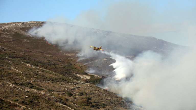Σε ύφεση η πυρκαγιά στην Ανδρο μετά την ολονύκτια επιχείρηση