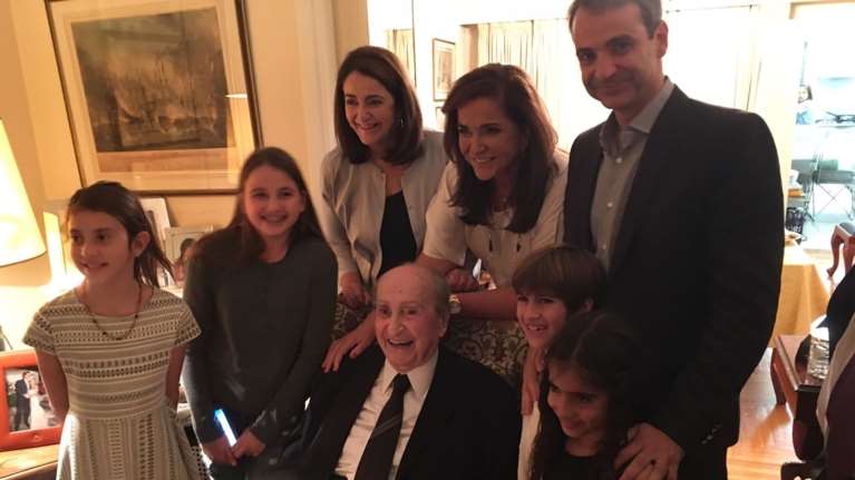 Η τούρτα του Μητσοτάκη για τα 98 με τον... Μαθουσαλίξ