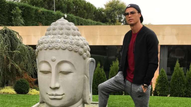 Ο Ρονάλντο προκαλεί με μια φωτό με τον...Βούδα!