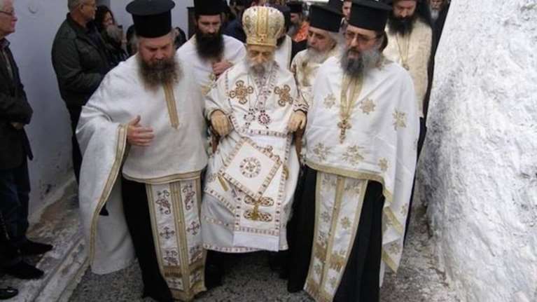 Περιέφεραν σε θρόνο νεκρό παλαιοημερολογίτη Μητροπολίτη