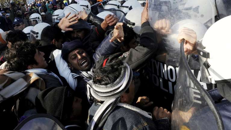 Εκτός ελέγχου η κατάσταση στην Ειδομένη, νεκρός μετανάστης