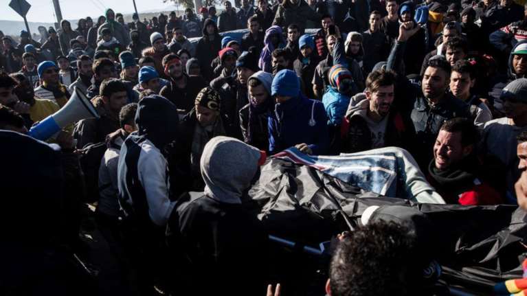 Ο θρήνος για τον νεκρό πρόσφυγα στην Ειδομένη και η περιφορά της σορού
