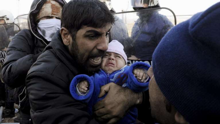 Eνταση και πετροπόλεμος πάλι στην Ειδομένη