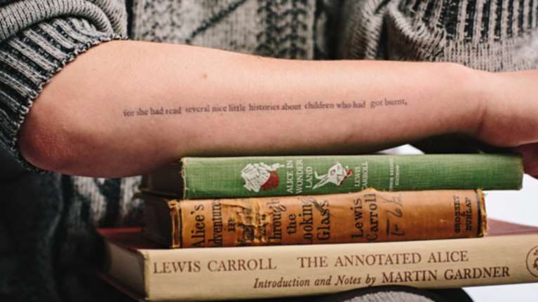 Ολόκληρη η  Αλίκη στη Χώρα των Θαυμάτων σε τατουάζ