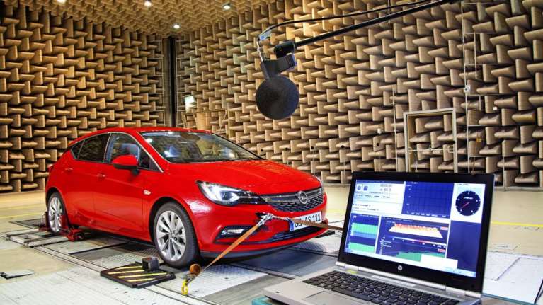 Τι κάνει το νέο Opel Astra στο στούντιο... ηχογράφησης;