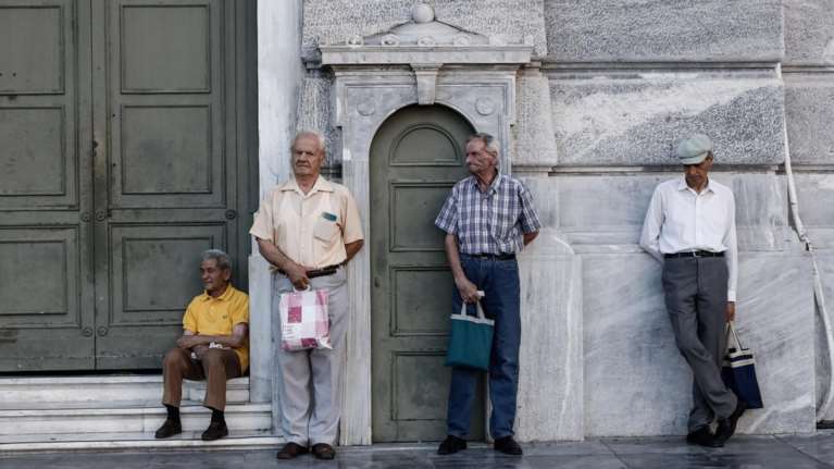 «Τσεκούρι» στις επικουρικές συντάξεις από 2% έως 30%