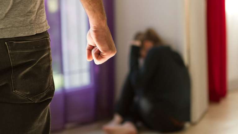 53χρονος ασελγούσε επί 5ετία στην 16χρονη θετή κόρη του