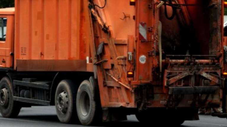 Φάμπρικα σε ΟΤΑ: Βάζουν στα σκουπίδια εργαζόμενους κοινωφελών προγραμμάτων