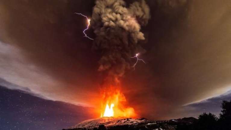 Θεαματικές εικόνες από την έκρηξη της Αίτνας