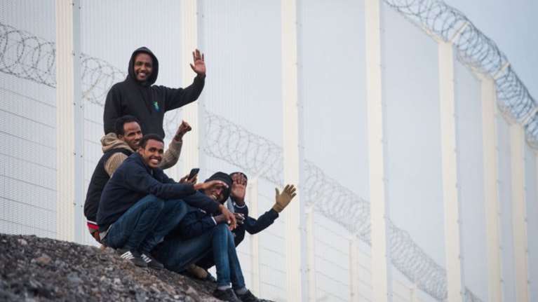 Mετανάστες δίνουν 15000€ για να περάσουν τη Μάγχη με γιώτ!