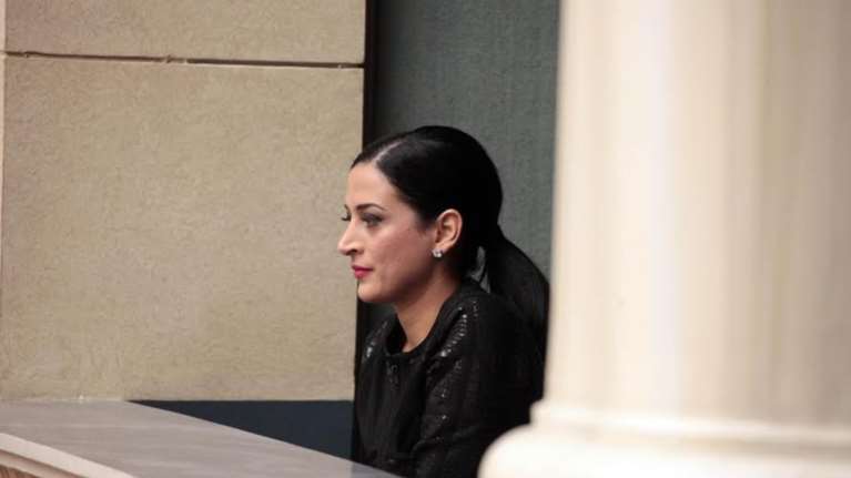 Η παρουσία που έκλεβε τη ματιά του Πλακιωτάκη στη Βουλή