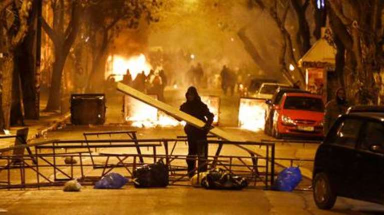 Πεδίο μάχης τα Εξάρχεια-Τραυματίας Πορτογάλος τουρίστας