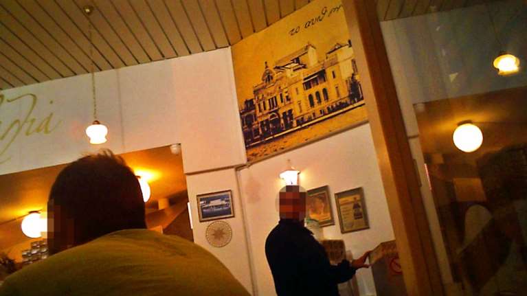 Yπαστυνόμος εκβίασε, τα «πήρε» κι έφαγε και τζάμπα σουβλάκια