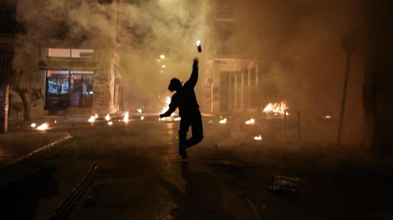 Συνέλαβαν 13χρονα για τον «κλεφτοπόλεμο» στα Εξάρχεια