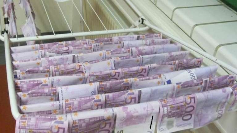 Πάνω από 100.000 ευρώ βρέθηκαν να «κολυμπούν» στον Δούναβη