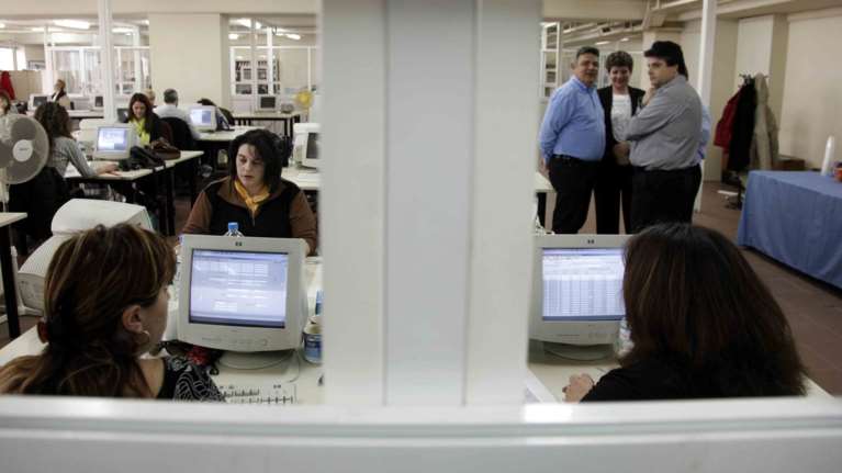 Οι δανειστές ζητούν μειώσεις στους μισθούς του δημοσίου