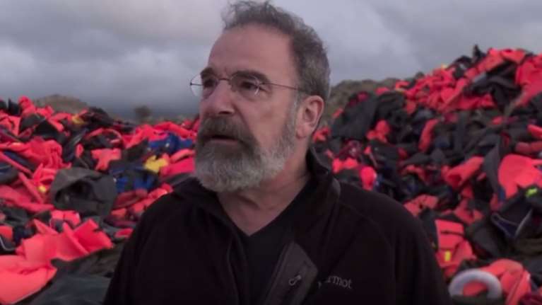 O πρωταγωνιστής του Homeland σε ένα συγκλονιστικό βίντεο από τη Λέσβο