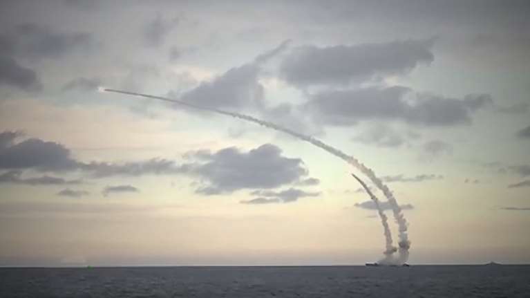 Η Ρωσία χτυπά το ISIS με πυραύλους από υποβρύχιο στη Μεσόγειο