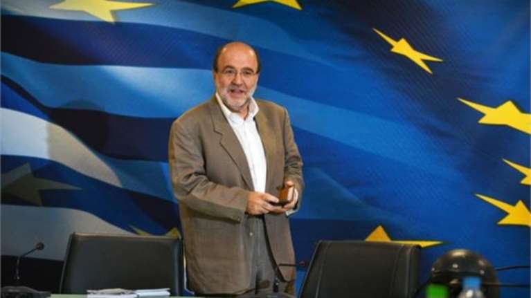 Αλεξιάδης: Μόνο ηλικιωμένοι &amp; ακρίτες γλιτώνουν το πλαστικό χρήμα