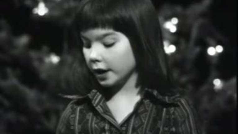 Απίστευτο βίντεο : Δείτε τη Μπιόρκ στα 11 να απαγγέλλει Χριστουγεννιάτικα