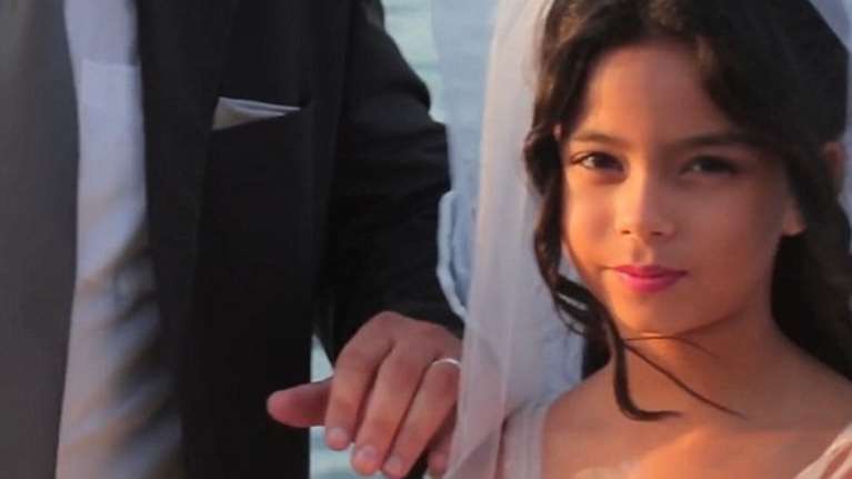 Ένας μεσήλικας παντρεύτηκε μια 12χρονη και περαστικοί έδωσαν συγχαρητήρια