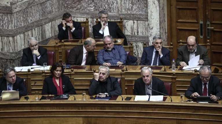 Οι υπουργοί θυμήθηκαν ξαφνικά τη Βουλή λόγω της παρουσίας Τσίπρα