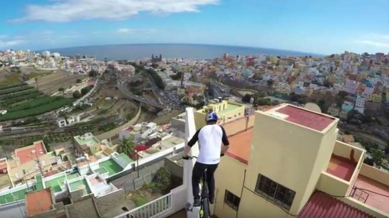 Απίστευτο : Κάνει ποδήλατο πάνω στις στέγες σπιτιών [Βίντεο]