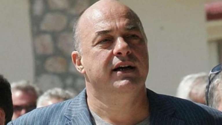 Φαρσοκωμωδία με το χαρτί που θέτει σε αργία τον Μπέο