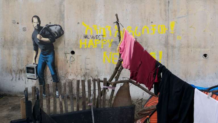 Στο νέο έργο του, ο Banksy υπενθυμίζει ότι η Apple είναι έργο ενός πρόσφυγα