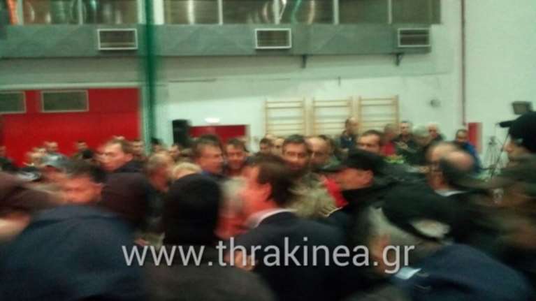 Αγρότες επιτέθηκαν και εκδίωξαν τον Σγουρίδη από συνέδριο στον Εβρο (video)