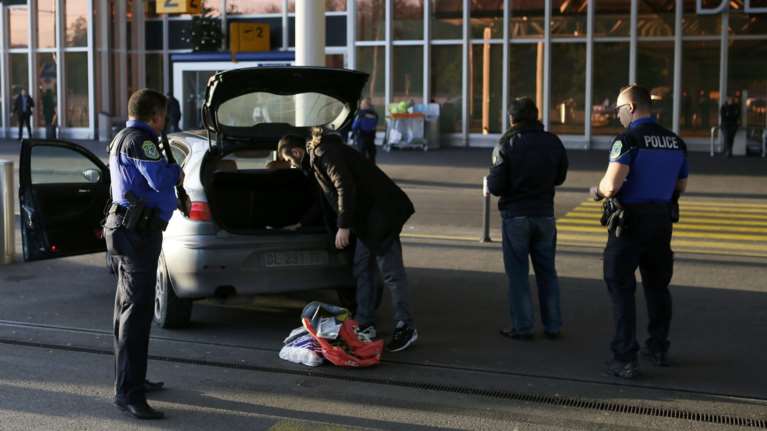 Εκρηκτικά βρέθηκαν σε αυτοκίνητο Σύρων στη Γενεύη