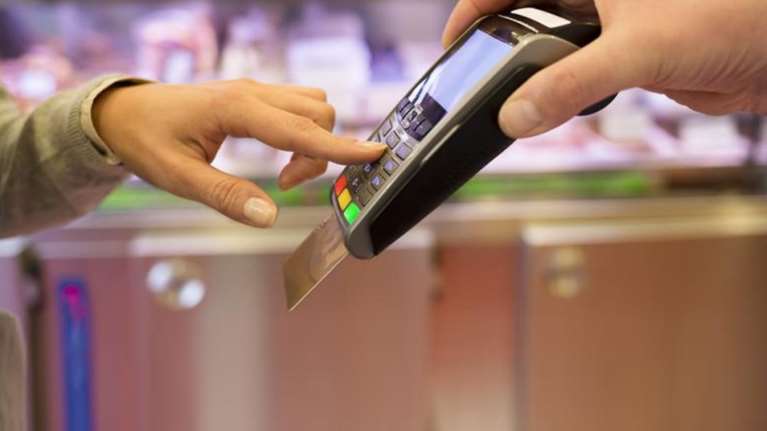 Αφορολόγητο μόνο με πλαστικό χρήμα από την Πρωτοχρονιά