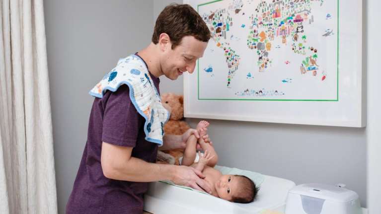 Ο χαζομπαμπάς Ζούκερμπεργκ αλλάζει πάνες στο Facebook