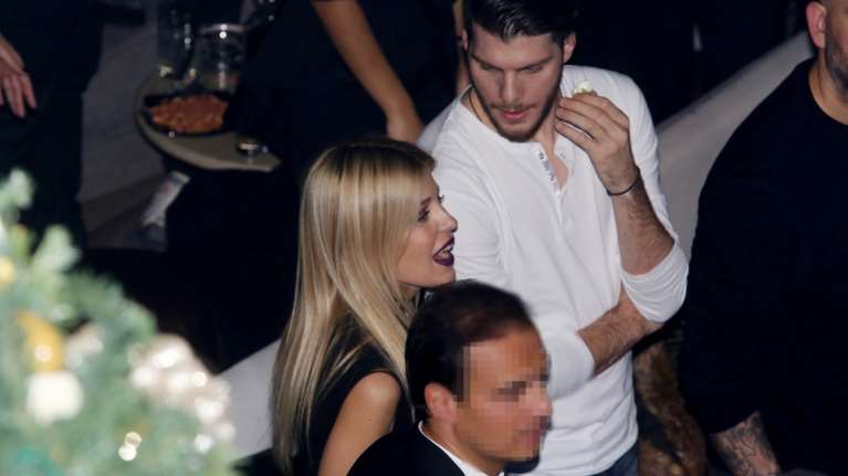 Η Ελενα Ράπτη με total black και Γιώρκα