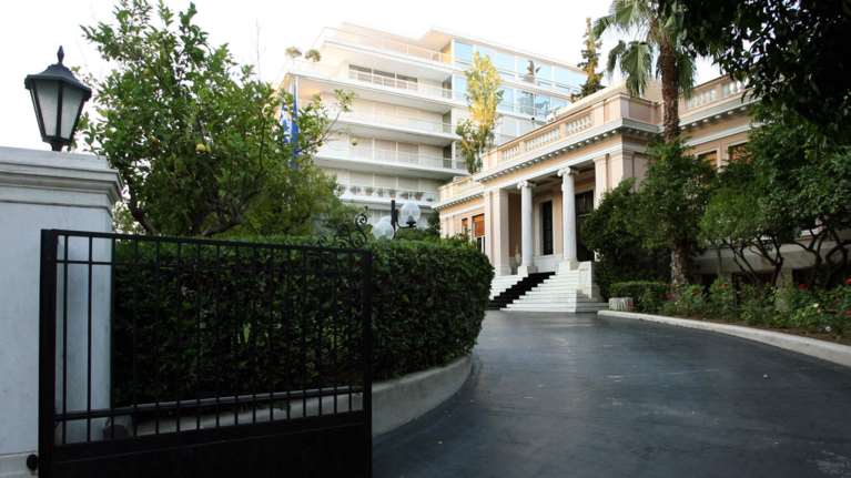 Μαξίμου: «Λεφτά υπάρχουν» για τους δημόσιους υπαλλήλους