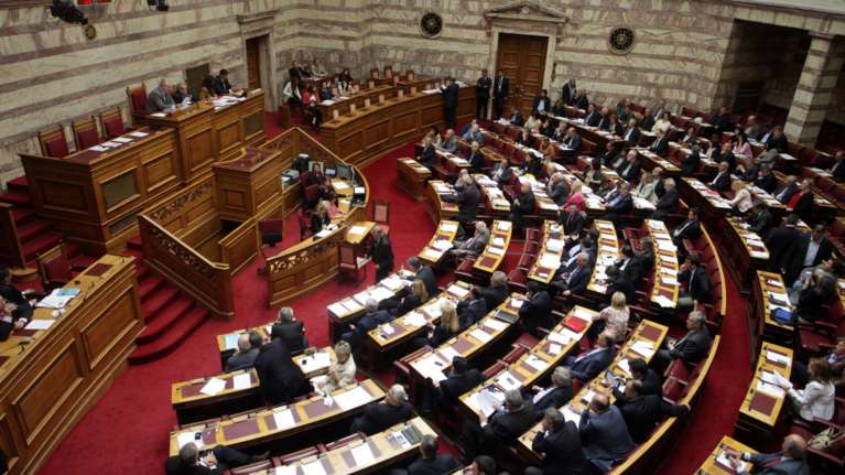 «Παγωμένοι» με τα νέα μέτρα οι βουλευτές της πλειοψηφίας
