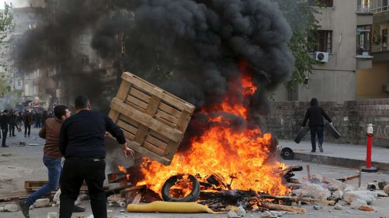 Αγριες διαδηλώσεις με δύο νεκρούς στην ανατολική Τουρκία