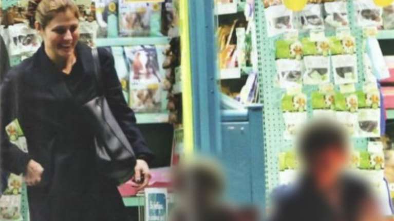 Η Μπέτυ Μπαζιάνα σε pet shop με τους δύο γιους της