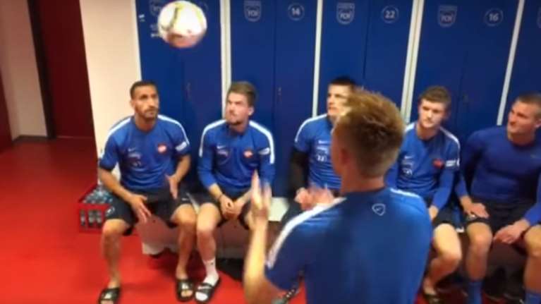 Ποδοσφαιρική ομάδα κάνει προθέρμανση με... 54 κεφαλιές  -βίντεο