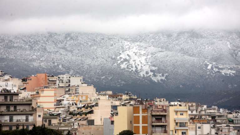 Ραγδαία επιδείνωση του καιρού με χιόνια στην Πάρνηθα