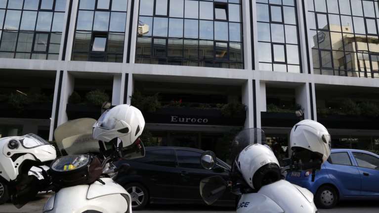 Με βαριοπούλες και σφυριά τα «έσπασαν» στον Τειρεσία