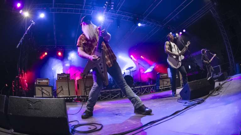 Eagles of Death Metal: Καλούν τους επιζώντες του Bataclan στη συναυλία τους