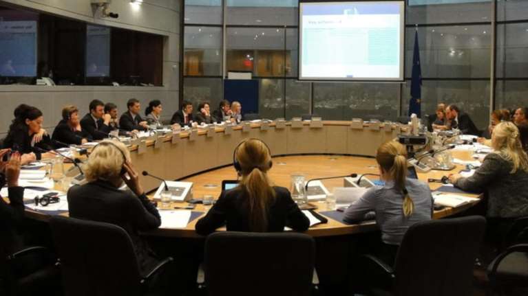 Bloomberg: Εμπλοκή στο EWG με την δόση του 1 δισ.